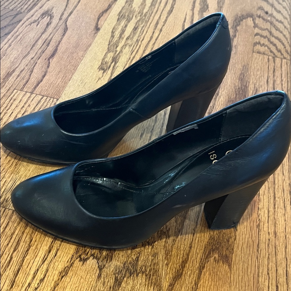 Isola Black Pumps size 7 classic corpcore business casual 3.5 inch heel preppy